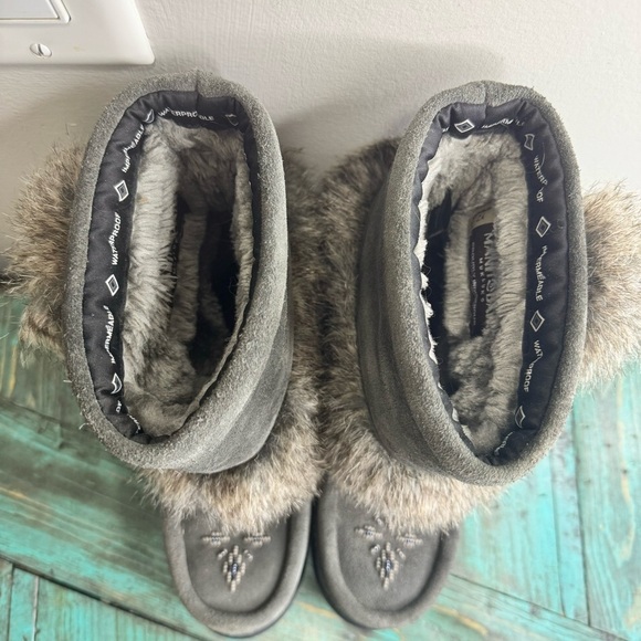Manitobah Mukluks Grey Faux Fur Boots Waterproof Youth Size 2 - Picture 7 of 10